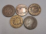 six types de pièces différents posés sur une table