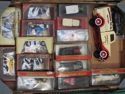 une boîte remplie de petites voitures et d'autres objets divers