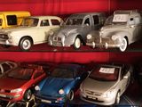 de nombreuses voitures-jouets exposées dans une vitrine