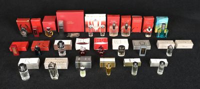 un assortiment de flacons de parfum et de boîtes posés sur une surface noire