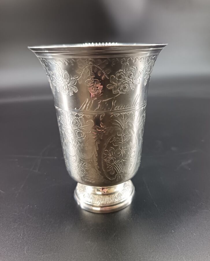 Timbale en argent sur piédouche à décor gravé floral. MO : AJ CBL (non identifié) Poinçon Tête de femme (Association ...