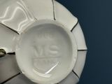 un gros plan d'une assiette blanche ornée d'un motif en noir et blanc