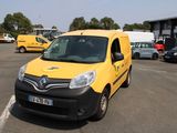 une camionnette jaune garée dans un parking