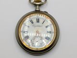 une montre de poche en argent avec des chiffres romains