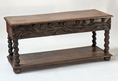 une petite table en bois avec une étagère