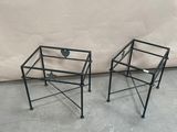 paire de chaises en fer noir avec assise en verre