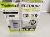 deux boîtes contenant des appareils électroniques posées sur une table