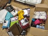 un carton rempli de vêtements et d'autres objets posé par terre