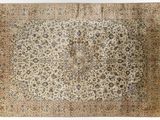 un ancien tapis persan à motif de médaillon