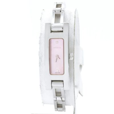 une image d'un gros plan d'une montre-bracelet sur une surface blanche