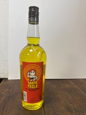une photo d'une bouteille de bière posée sur une table en bois