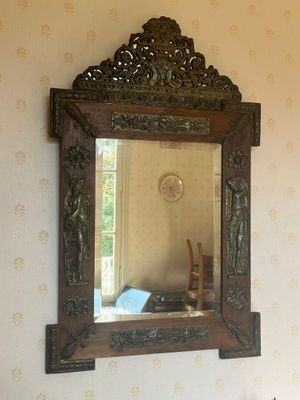 un miroir accroché au mur au-dessus d'une table