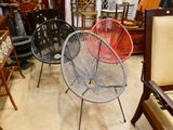 trois chaises placées au milieu d'une pièce