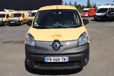 une camionnette jaune et noire garée sur un parking