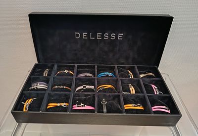 une vitrine contenant toute une gamme de bracelets