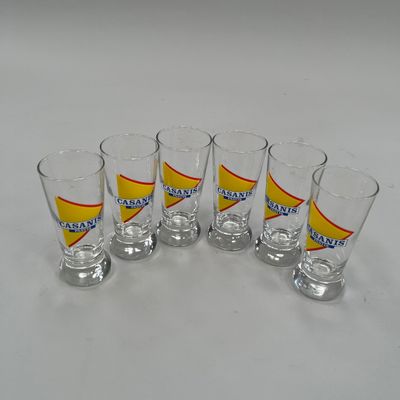 six verres à shot ornés d'une étiquette jaune et rouge