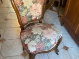 une chaise qui se trouve au milieu d'une pièce