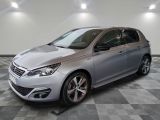 la voiture argentée est garée dans le garage sur un sol en damier