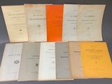 six vieux livres sont empilés les uns sur les autres