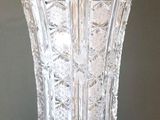 un vase en verre posé sur une table noire