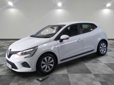 la voiture blanche est garée sur un carrelage à carreaux
