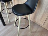 deux tabourets placés devant une table