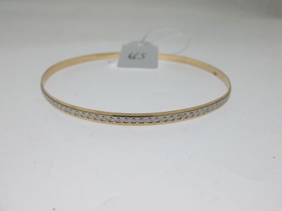 un bracelet en or serti de diamants blancs sur fond blanc
