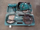 une boîte bleue contenant des outils, posée sur le sol
