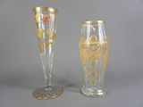 deux vases en verre posés l'un à côté de l'autre sur une table