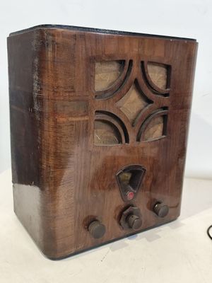 une vieille radio posée sur une table