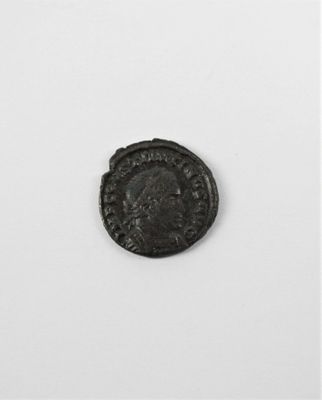une pièce de monnaie ancienne sur laquelle figure le portrait d'un homme