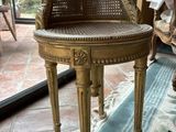 une chaise posée sur une table dans le salon