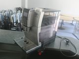 une machine à café posée sur une table