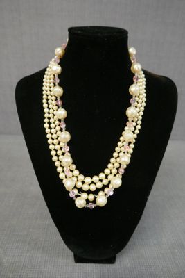 collier de perles à trois rangs avec des perles roses et blanches