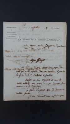 un gros plan d'un morceau de papier sur lequel on a écrit