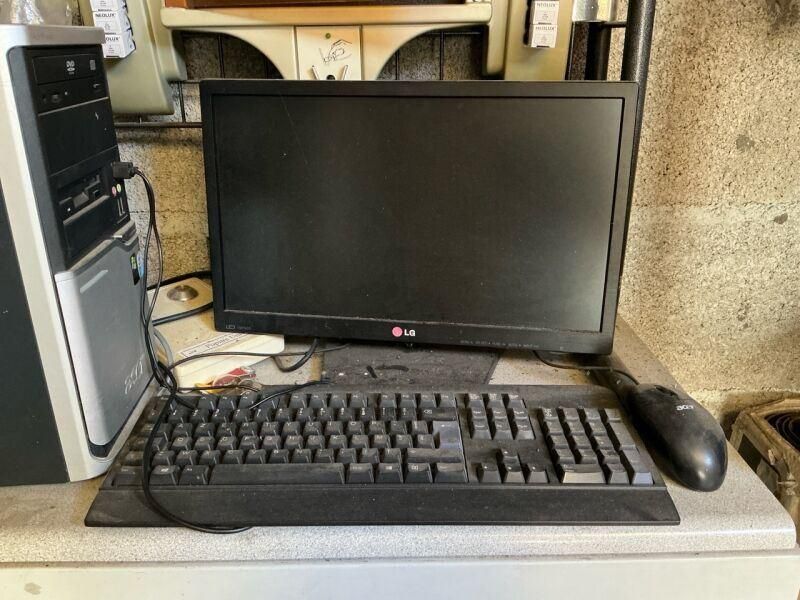 Ensemble composé de deux postes informatiques comprenant un …