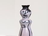 un vase en noir et blanc sur lequel est représentée une femme