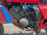 un gros plan d'une moto rouge avec un moteur noir