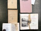 plusieurs vieux livres posés sur une table les uns à côté des autres