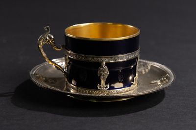 une tasse et une soucoupe posées sur une table noire