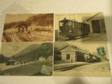 quatre photos d'un train sur les rails et d'une gare