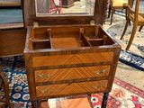une vieille commode en bois surmontée d'un miroir, dans une pièce