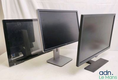 deux écrans d'ordinateur posés sur une table avec un fond blanc