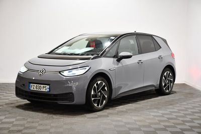 La nouvelle Toyota i-Mivo est garée dans une pièce dont le sol est à carreaux.