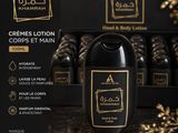 une boîte noire ornée d'une étiquette dorée sur laquelle figure un flacon noir de lotion
