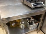 une cuisine équipée d'une cuisinière, d'un évier et d'un micro-ondes