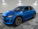 Une Toyota C-HR bleue est garée dans un garage