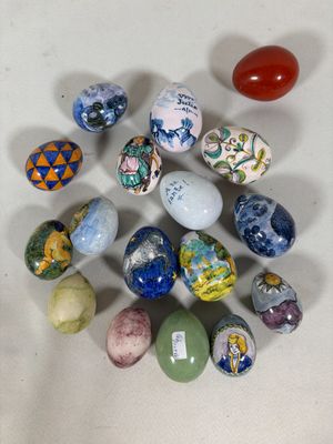 tout un tas de billes de toutes sortes sur la table