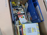 une boîte en carton remplie de livres sur le sol