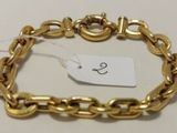 Gros plan sur un bracelet en or portant une étiquette